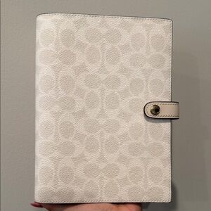 🤍COACH~Notebook In Signature Canvas White/Chalk CZ198